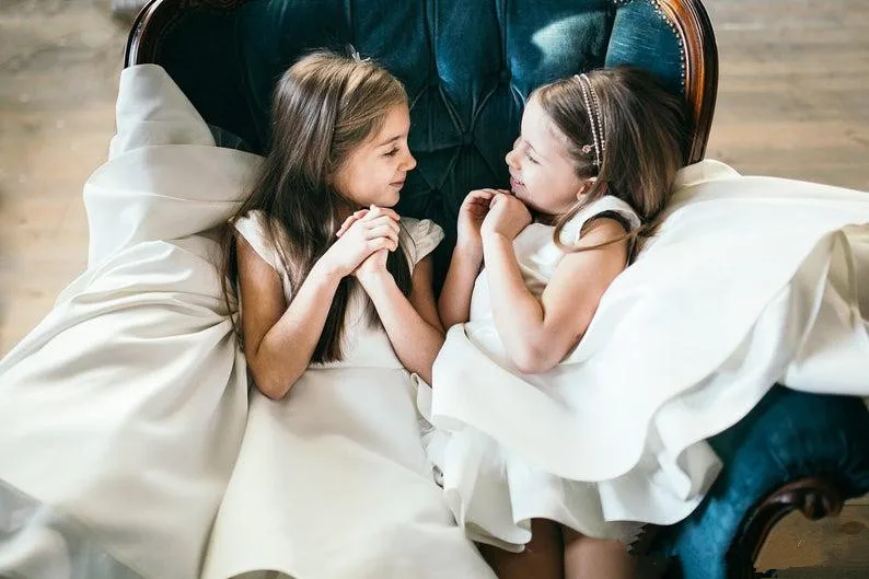 elegant-white-satin-short-hi-lo-flower-girl-dress-cute-appliqued-big-bow-princess-girl-birthday-party-gown-girl-formal-wedding-dresses (5)_副本