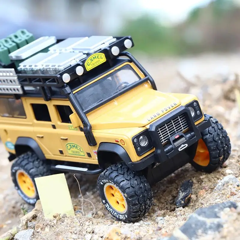 1:28 литой игрушечный автомобиль Camel Defender модель автомобиля игрушка трофей детский звук и светильник Коллекционная модель автомобиля подарок на день рождения игрушечный автомобиль