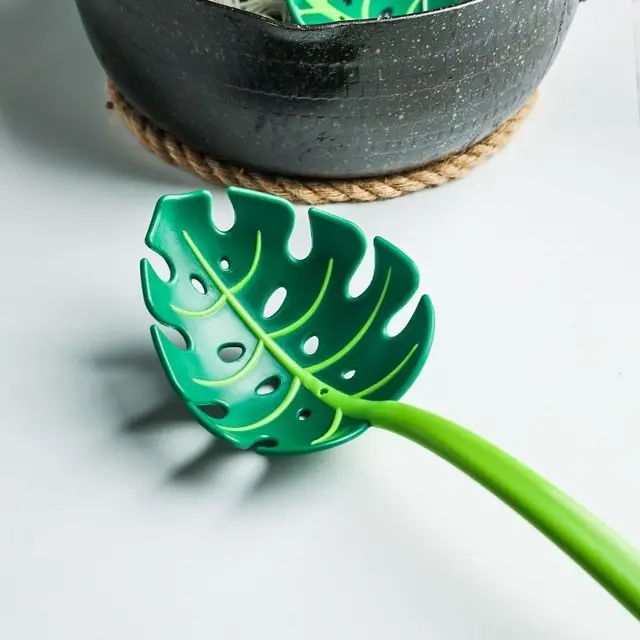 Kitchen tools Green leaf shaped noodle spoon leaf slotted spoon to keep vegetable noodles small tools plastic strainer green