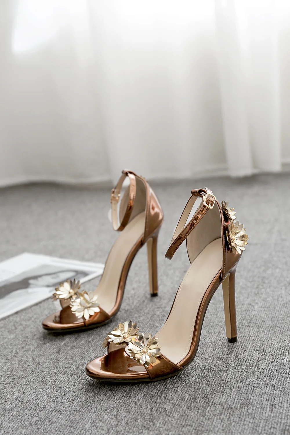 

Models in Europe And America Metal Textured Handmade Flower Decoration High Heel Shoes Sandals A8-13 Have Do 40 Yards