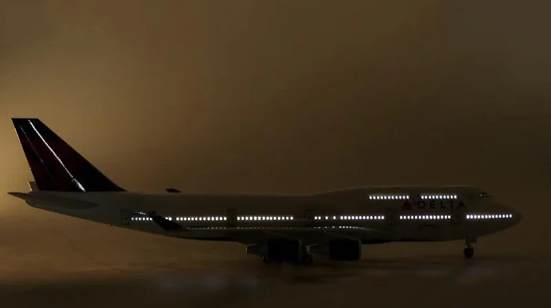 with light 1/150 масштаб 47 см самолет Boeing B747 самолет DELTA авиакомпания Модель W светильник литой под давлением пластиковый полимерный самолет для сбора - Цвет: with light