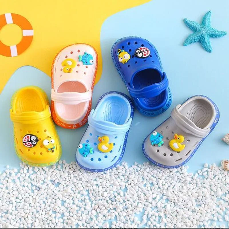 Sandalias con agujeros para niños y niñas, zuecos y Mules con tacones planos, zapatillas de dibujos animados sólidos, calzado para jardín, novedad de verano de 2021
