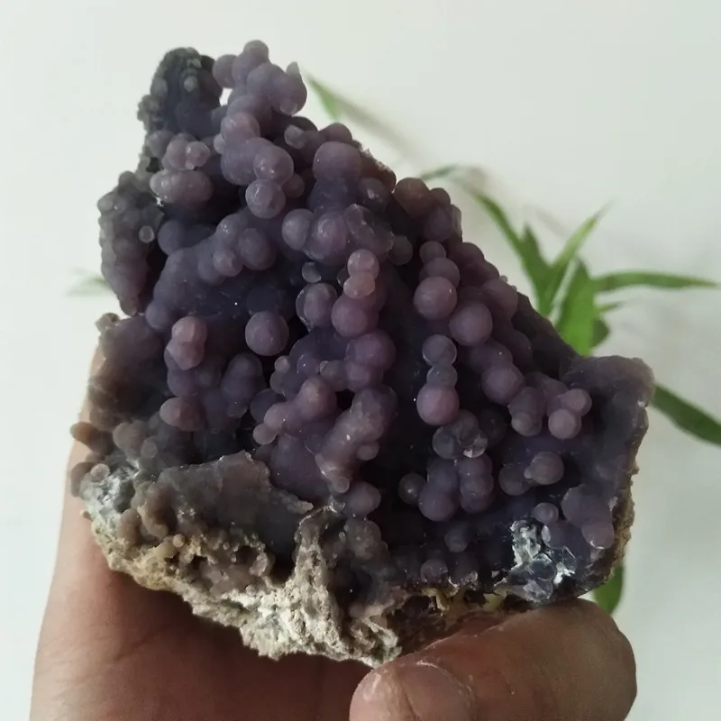 

A Natural stone crystals grape agate beautiful home decoration stone wholesale