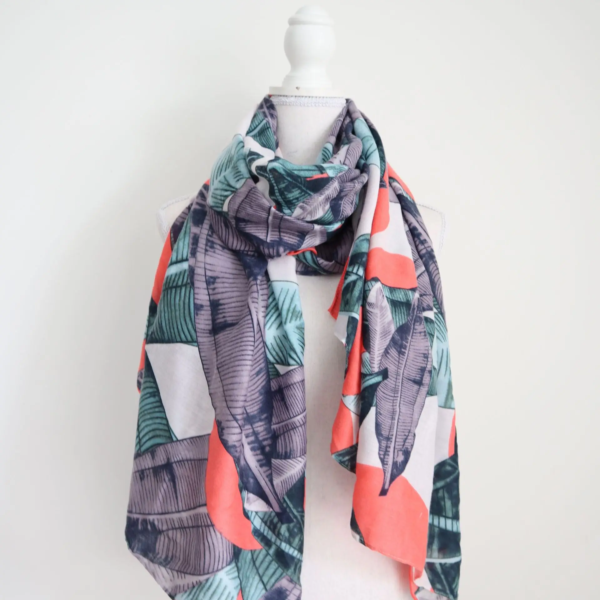 

Mr-2020 New Style Europe And America Fluorescent Back of Turtle Leaves Seaside Beach Towel Hipster Summer Satin Scarf Thick
