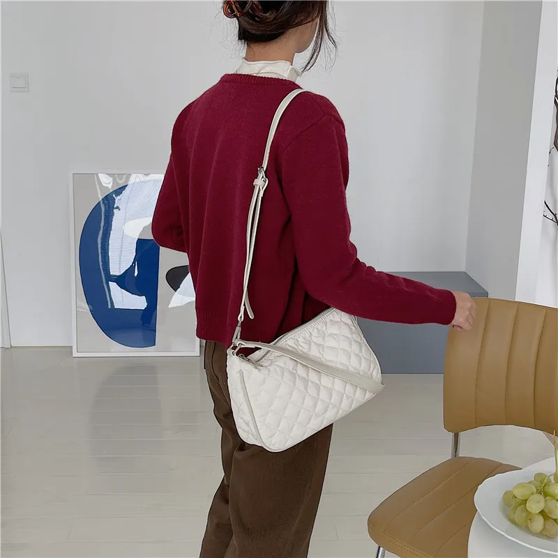 handtasche unter der achselhöhle