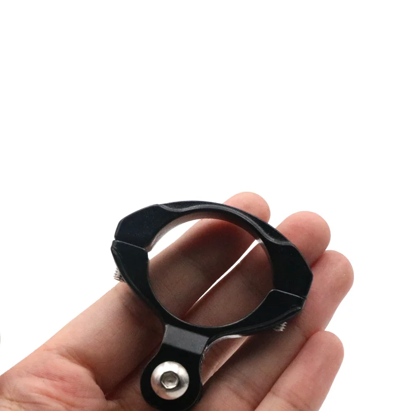 Support guidon vélo pour GoPro avec vis de serrage, assurant une fixation stable et légère.