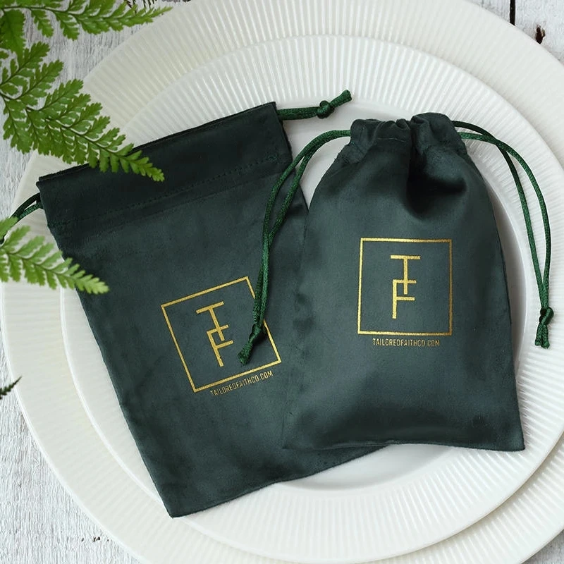 50 Flannel Drawstring Gift Bags Green Jewelry Packaging Pouches Custom Personalized Logo Wedding Party Candy Sack Favor Bags personalized logo chic small wedding favor bags microfiber necklace earring jewelry custom lucky bags jewelry packaging pouches