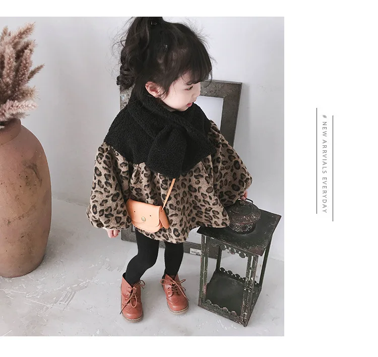Новое поступление, осенне-зимняя одежда для девочек, модные теплые флисовые топы для детей, леопардовые Лоскутные Топы с шарфом