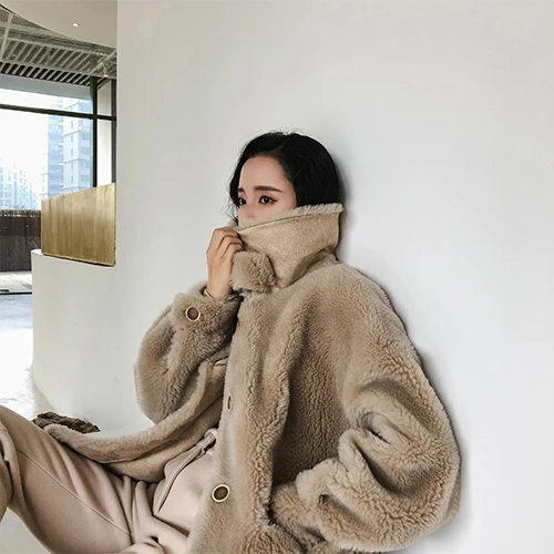 M beige Женская одежда Зимняя верхняя одежда пальто новые зимние меховые гранулы овечья шерсть короткое пальто 1023 - Цвет: M beige