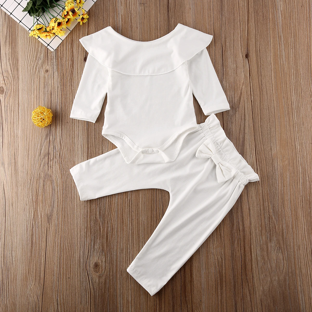 Детский комбинезон с оборками для маленьких девочек, 2 предмета, топ, однотонные брюки с бантиком, брюки осенний хлопковый комплект одежды с длинными рукавами - Цвет: Белый