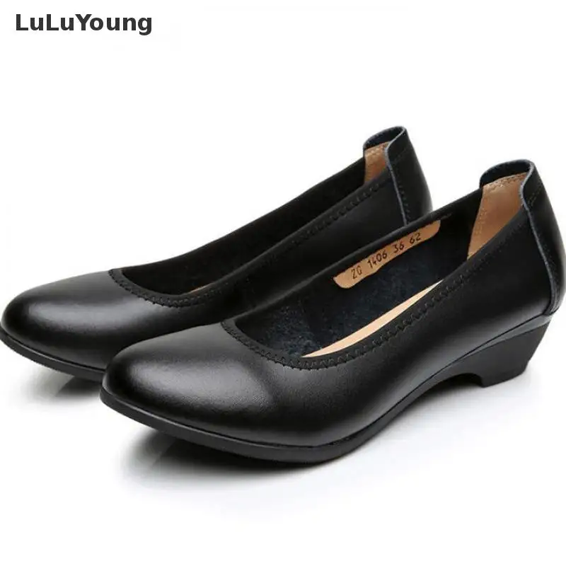 Женские черные Цвет на танкетке удобные Обувь среднем каблуке офисная обувь для