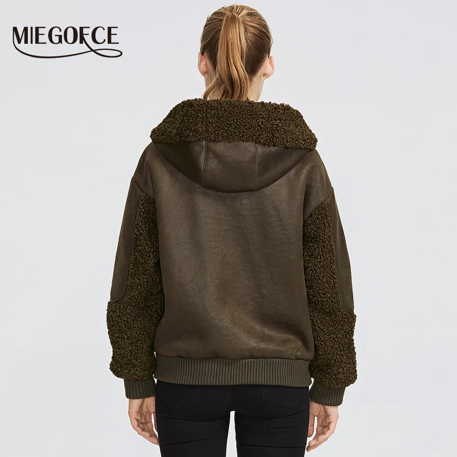 Goedkoop Miegofce 2019 Nieuwe Winter Vrouwen Collection Faux Fur Jas Vrouwen Schapenvacht Jas Stijl Ongebruikelijke Kleuren Knielange Winddicht kap