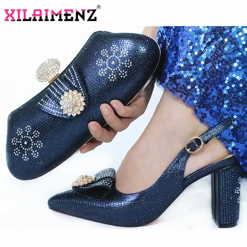 zapatos cafe con traje azul marino