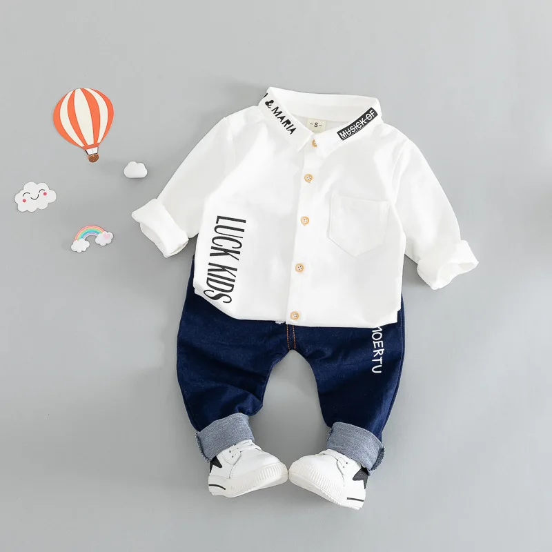 Осенний комплект одежды для маленьких мальчиков, 2019 г., Повседневная рубашка с отворотами и надписями + штаны, комплект из двух предметов