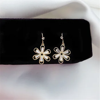 

2020 New Korean Trendy Simple Cute Sweet Crystal Flower Drop Earrings For Women Delicate Rhinestone Earrings Jewelry