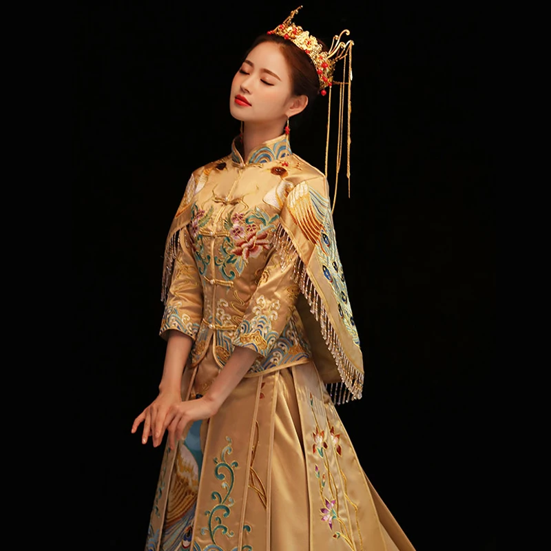High-Quality-Peacock-Embroider-Bride-Qipao-Chinese-Traditional-Wedding-Cheongsam-With-Big-Trailing-Oriental-Element-Wedding (2)