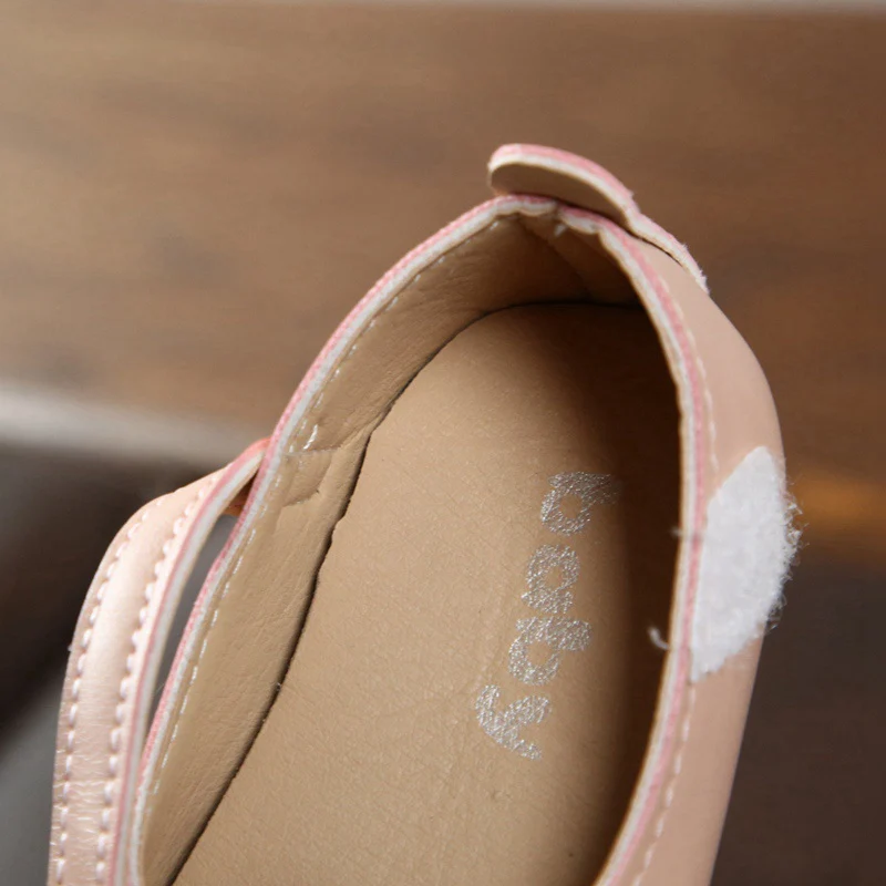 Детская обувь из искусственной кожи; Осенняя обувь для маленьких девочек; нескользящая прогулочная обувь принцессы; Милые Дизайнерские кроссовки с жемчугом; мягкая подошва; сезон весна