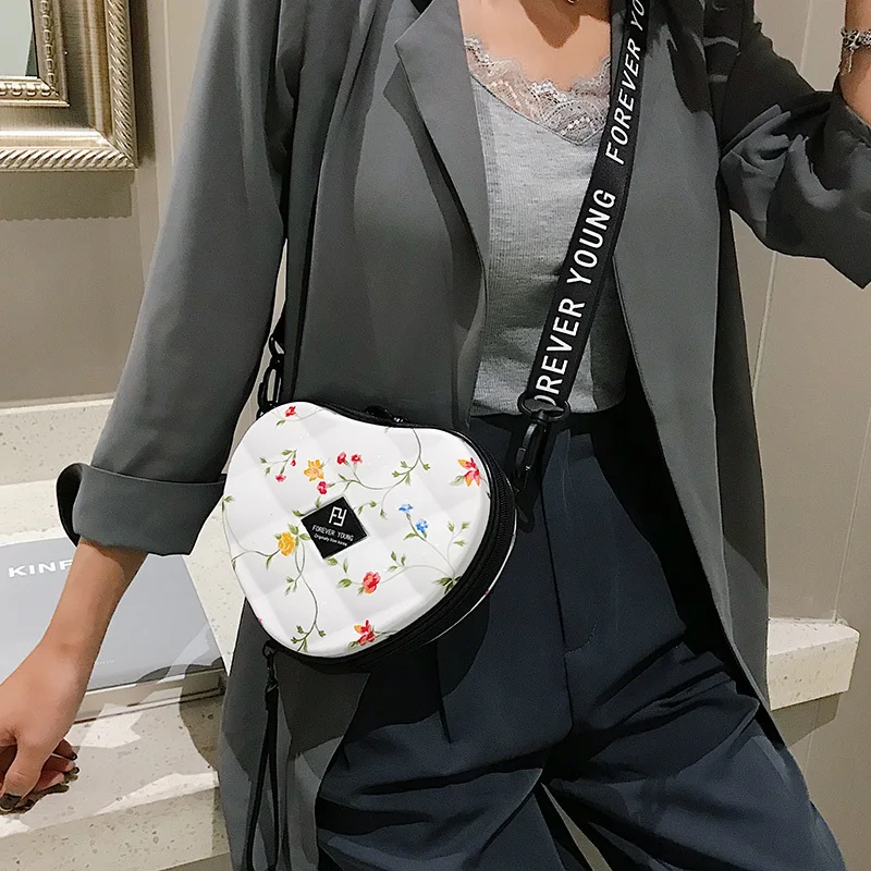 Goede Hartvormige PVC mini tas voor vrouw 2019 fashion Designer persoonlijkheid kleine doos Koreaanse schoudertas vrouwen Portemonnees En handtas