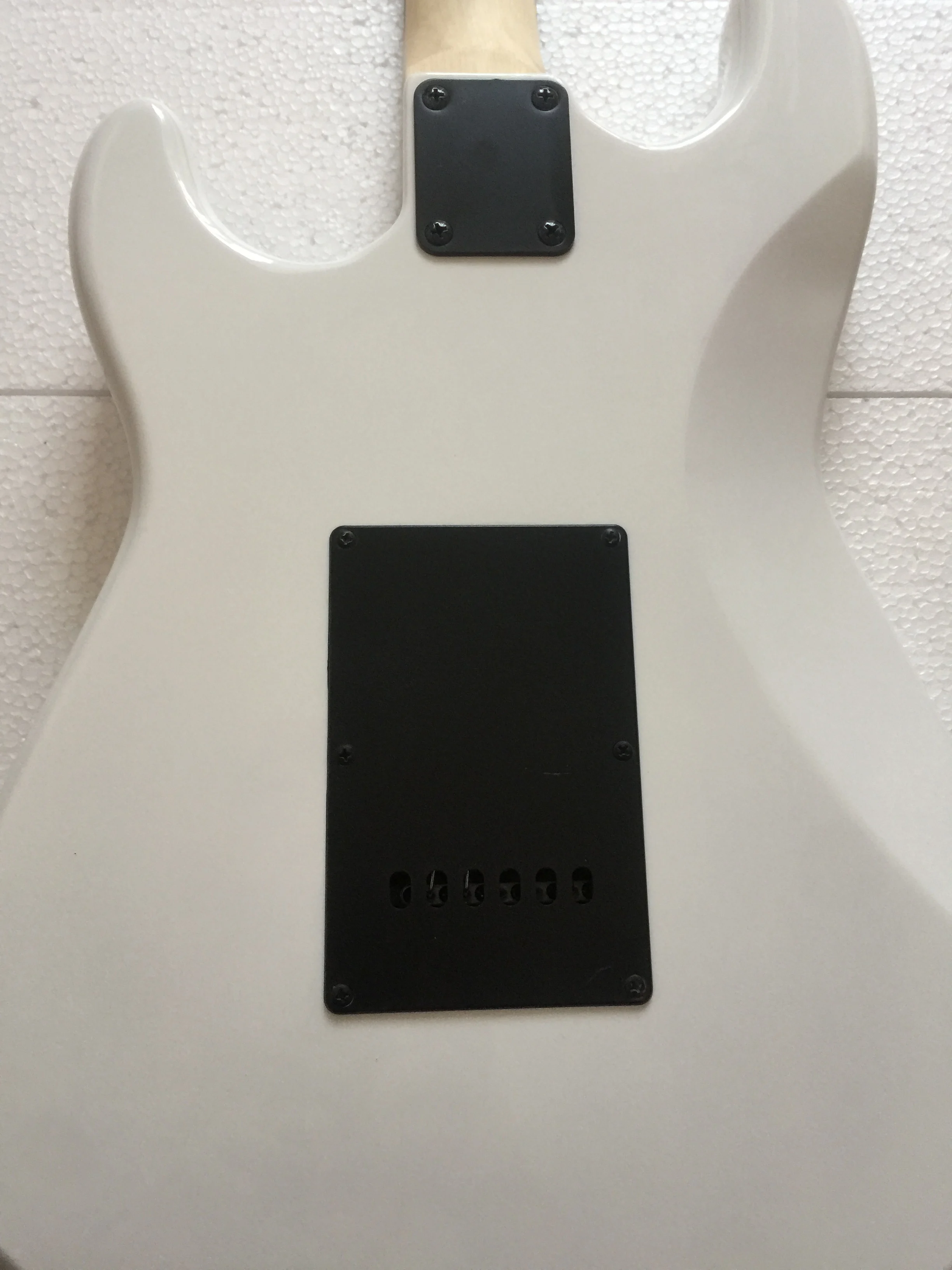 

Electric guitar/black and white with beautiful high quality guitar/anmiuyue can be customized for Chinese electric guitar