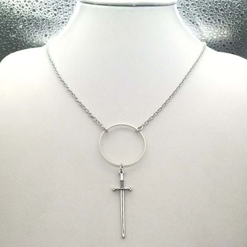 Dervivea Gotico Oro Spada Ciondolo Collana Croce Spada Collana Girocollo Cz Cristallo Spada Catena Collana Punk Pugnale Coltello Collana Oro Spada Collana Gioielli Per Le Donne E Grils