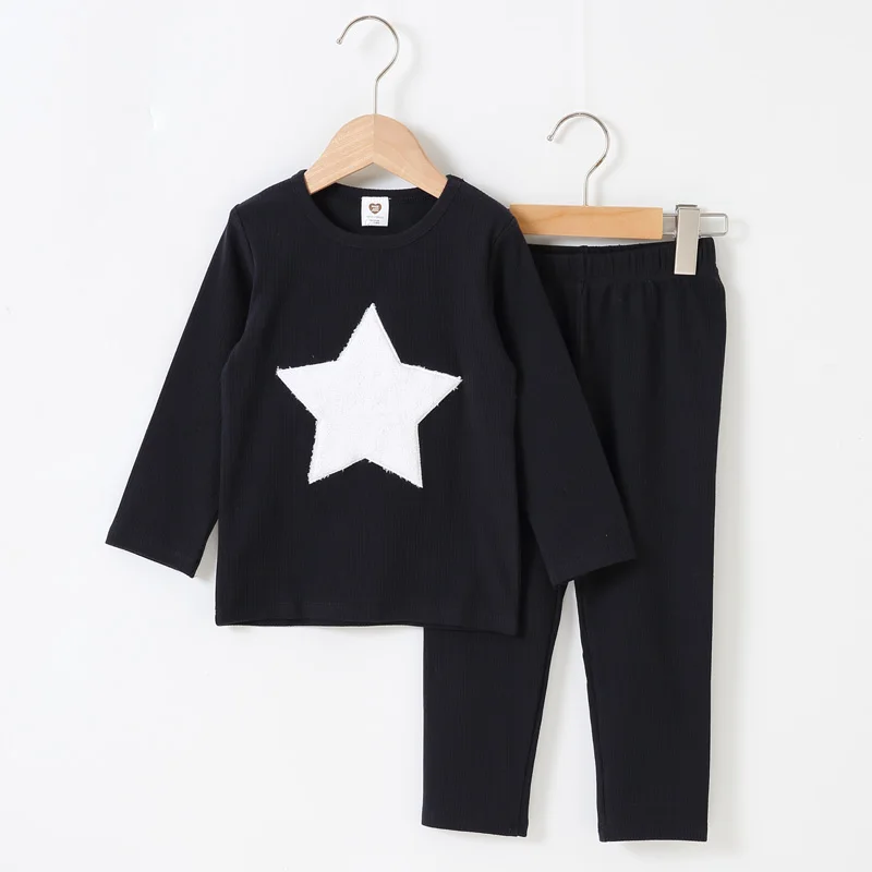 Baratos Ropa para niños 2 uds conjunto acanalado ropa para niños ropa para Bebés Ropa de cuello redondo pantalones largos corazón estrella parches bebé traje