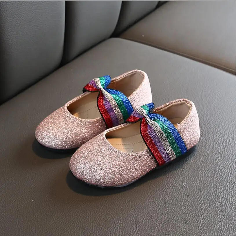 Детская осенняя Брендовая обувь с заклепками для маленьких девочек; детские открытые сандалии; летняя обувь для малышей; цвет черный, белый; Праздничная обувь на плоской подошве