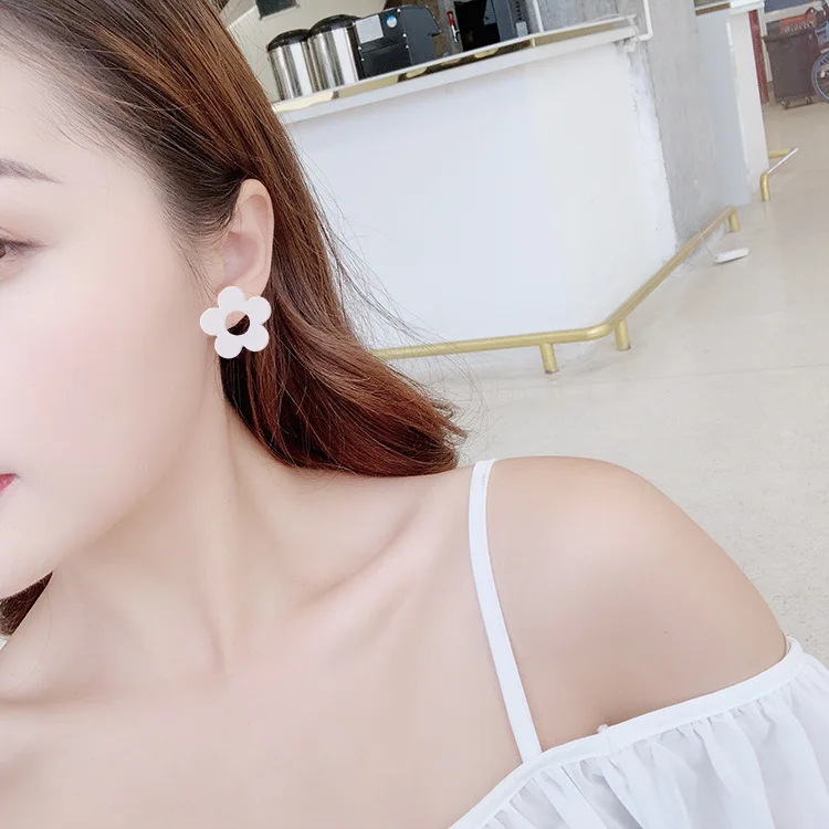 Korean Exquisite Gifts Women And Girls 1Pair High Quality Unique Graceful Fashion Big White Acrylic Petal Earrings