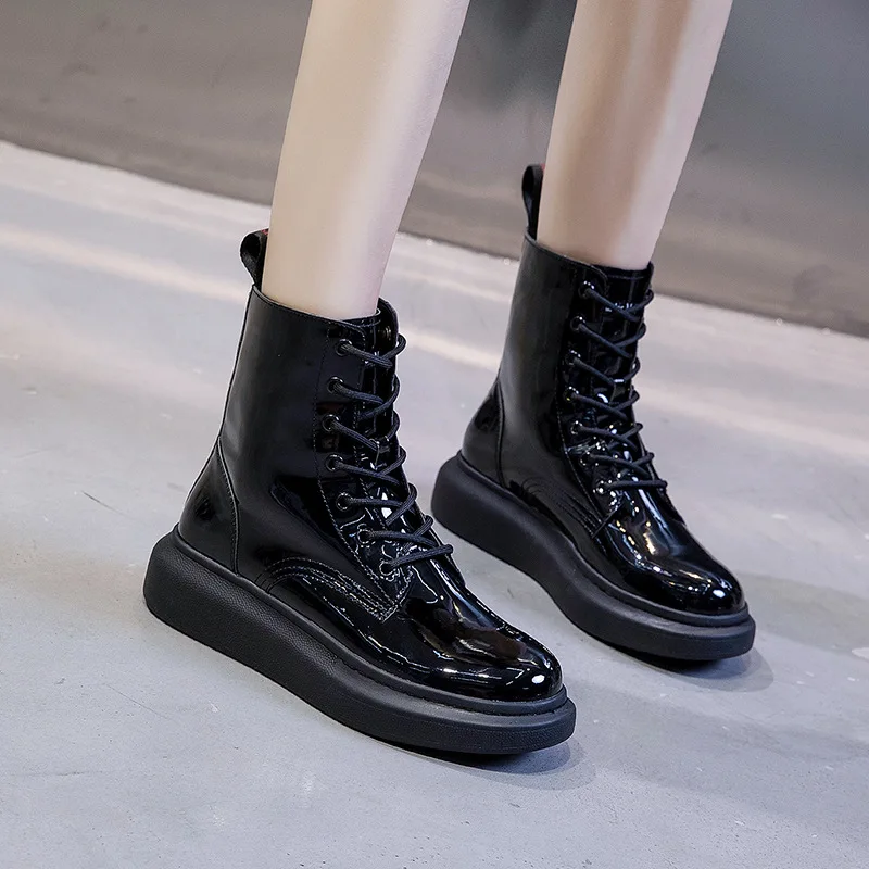 Женская обувь с высоким берцем черные ботинки на платформе из лакированной кожи осенне-зимние новые модные удобные ботинки martin на шнуровке