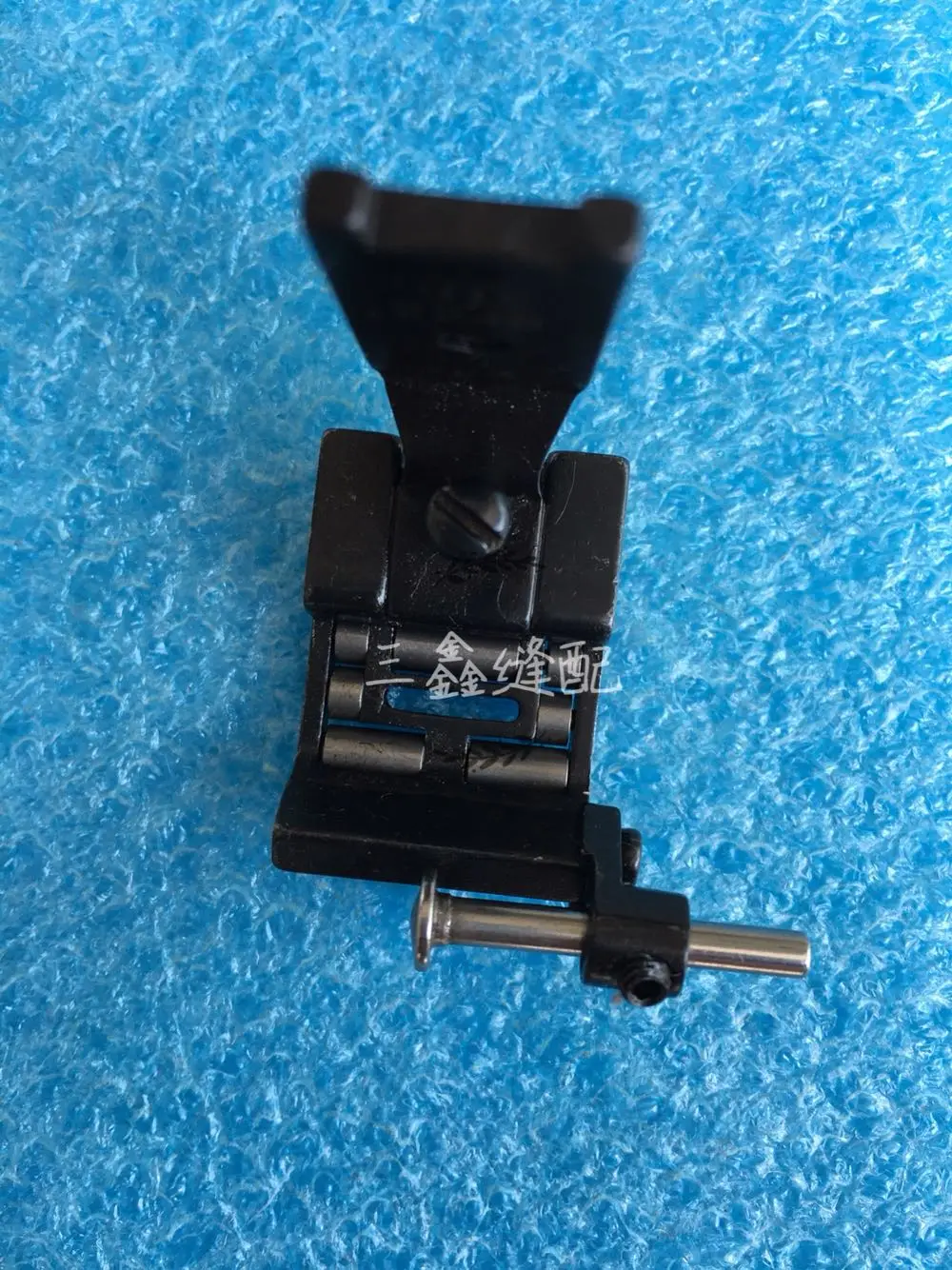 

In the herringbone car, the roller and the zigzag seam with the knife presser foot 2284