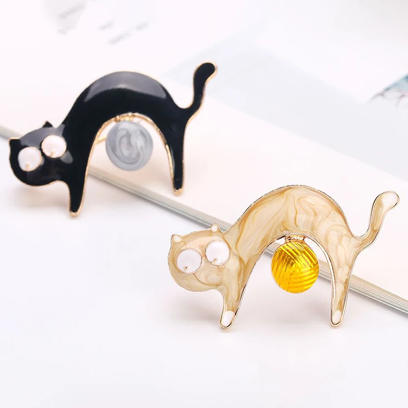 1PCS Cat Playing Ball Brooches For Women And Men White Black Animal Banquet Party Brooch Pins New Year