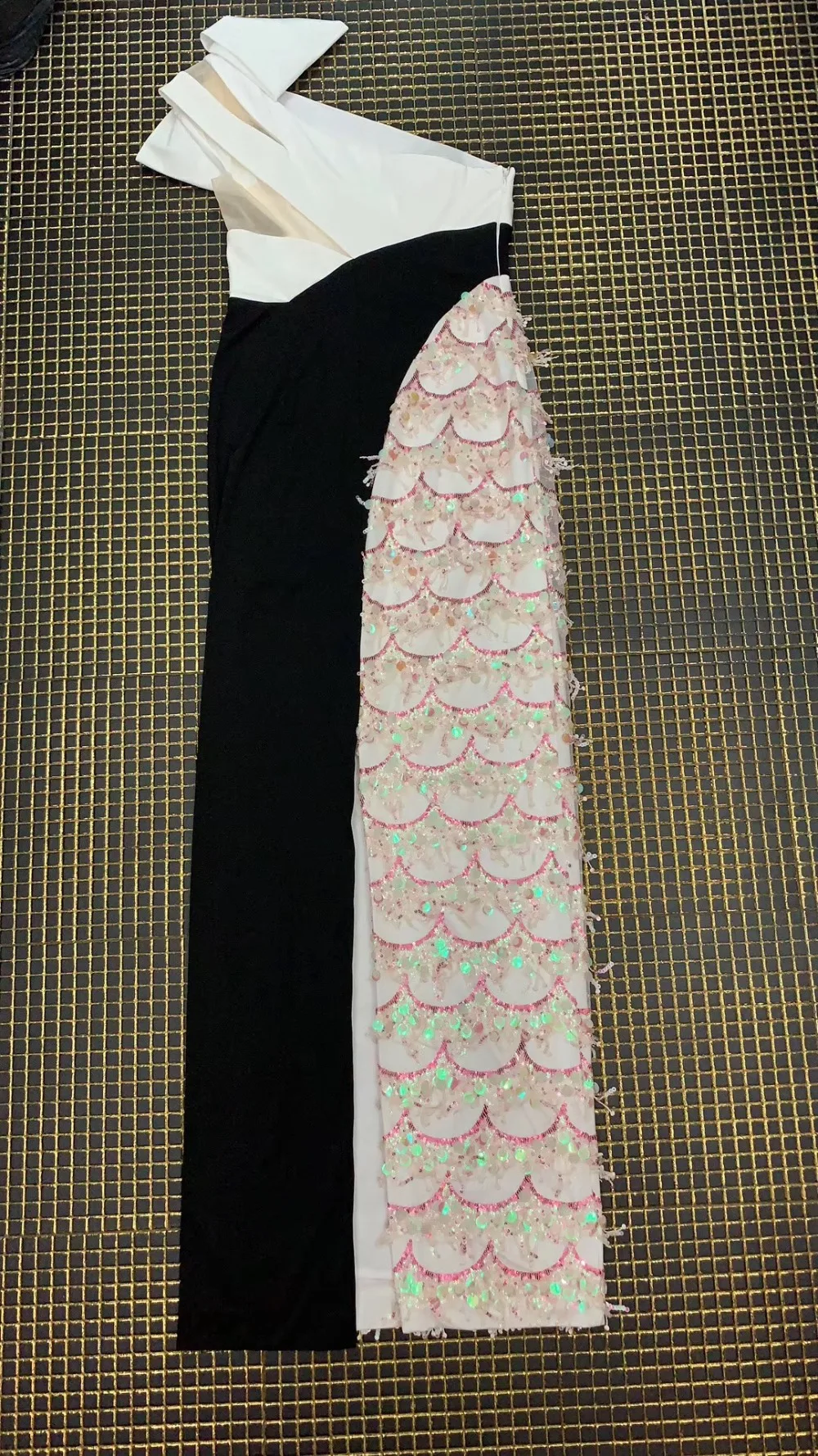 Новые модные черные с белым, со стразами, в стиле пэчворк; с длинными Maxi Dress Vestidos знаменитости Вечерние вечернее платье, одно плечо праздничное платье