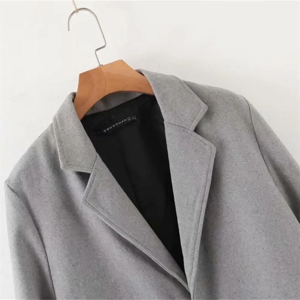 Женское пальто с отложным воротником длинным рукавом карманом и разрезом сзади