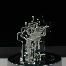 Pamiątki kościelne stojący kryształ optyczny krucyfiks jezus szkło 3d krzyż Christian Decoration tanie tanio 