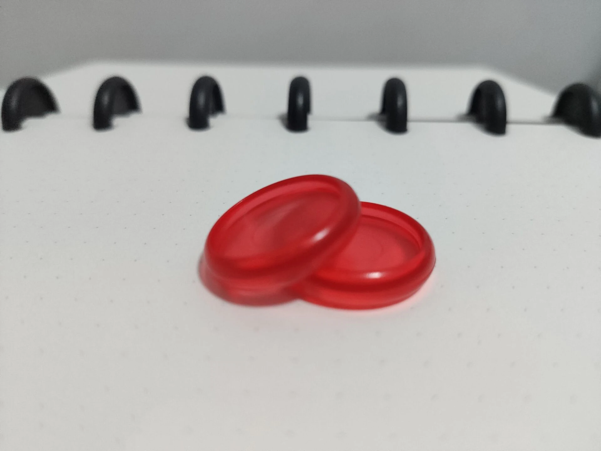 red 24mm 18/24/28 мм Цветной гриб отверстие диск дуги лампы в форме свечи узор диск-переплета Office с отрывными листами зажимное кольцо блокнот связующего диски пряжки - Цвет: red 24mm