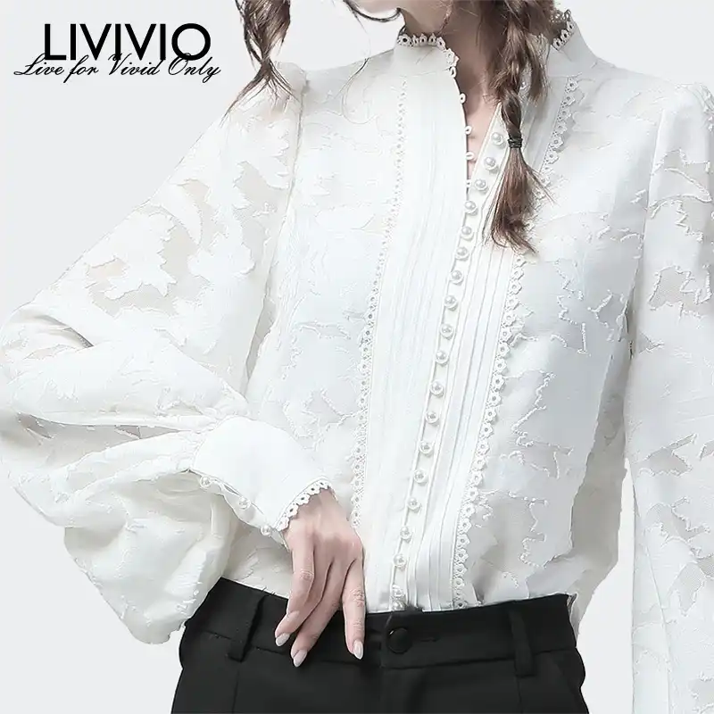 camisa blanca con perlas