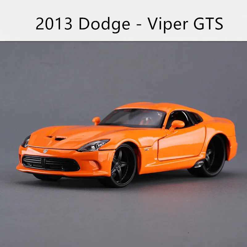 2013 GTS Maisto 1:24 Nissan GTR спортивный автомобиль-трансформер модель автомобиля из сплава Моделирование Украшение автомобиля коллекция Подарочная игрушка - Цвет: 2013 GTS