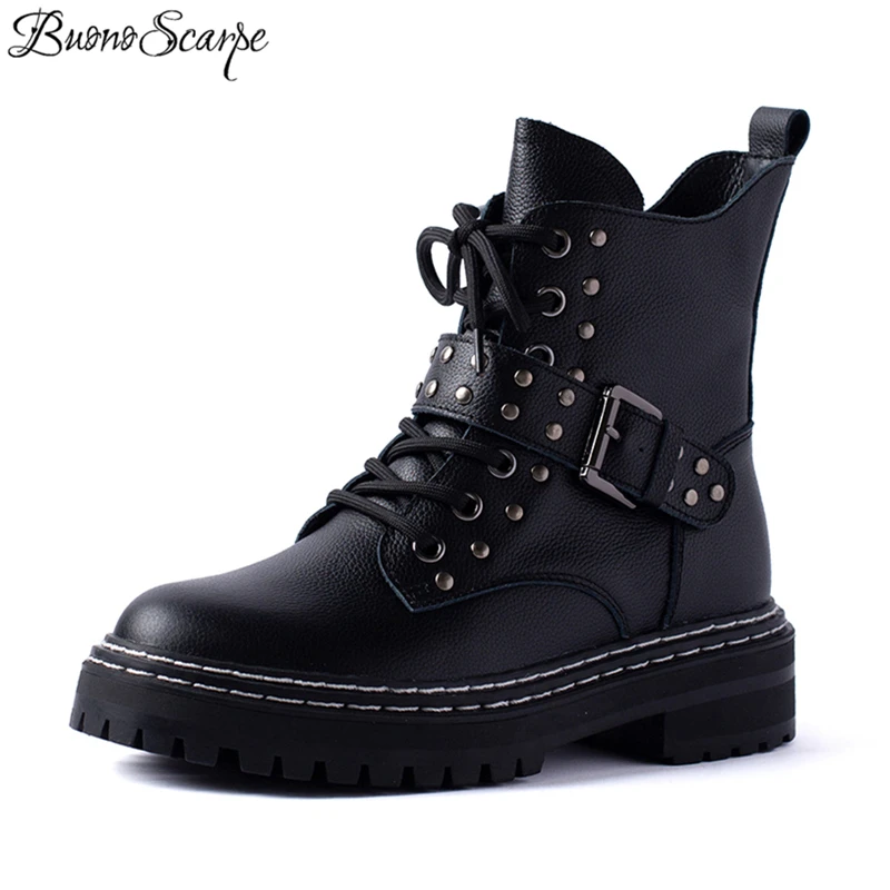 Новые сапоги из натуральной кожи женские мотоциклетные сапоги с пряжкой и заклепками осенне-зимние сапоги панк до лодыжек Дамская обувь Клубные ботинки