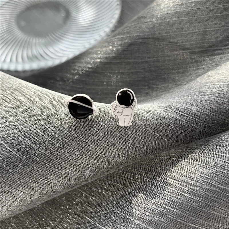 

Cute Asymmetric Black Planet Korean Earrings Simple Astronaut Studs Earrings