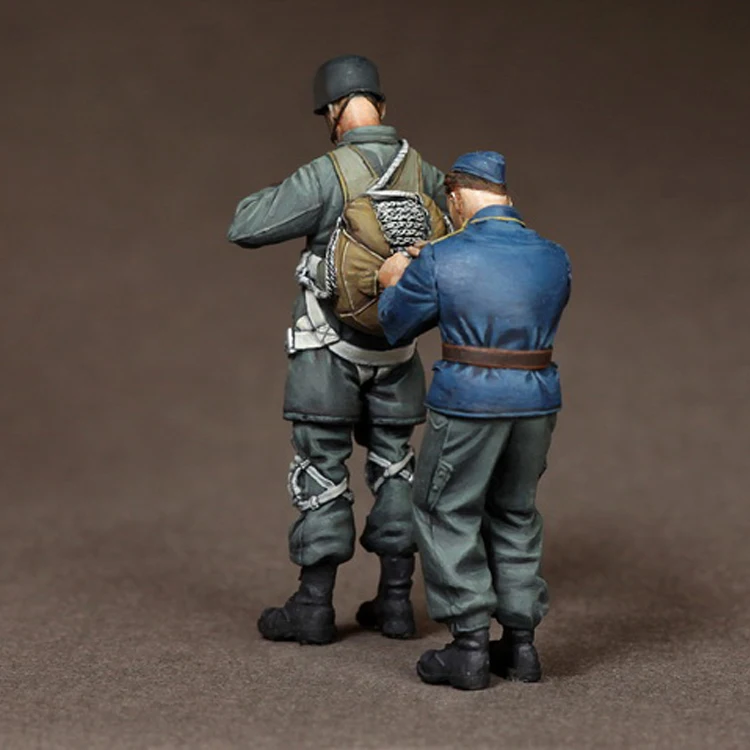 1/35 Officer assists paratrooper to organize umbrella bags Resin Figure Building Kit