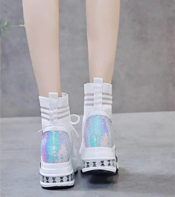 Женские кроссовки из сетчатой ткани на платформе; сезон лето-осень; белые кроссовки; уличная дышащая обувь на высокой танкетке; повседневная женская обувь; W6