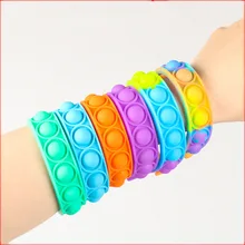 Bracelet lumineux en Silicone coloré amusant, jouet de décompression éducatif, cadeau d'anniversaire, jouets pour enfants qui brillent dans la nuit, vente en gros, nouvelle collection 