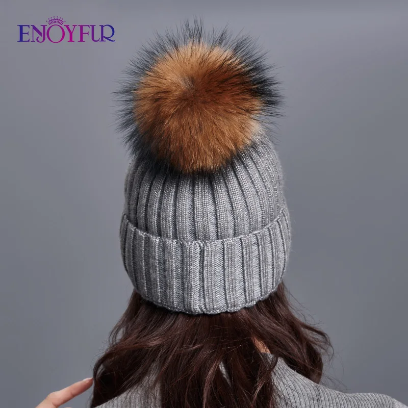 Enjoyfur Мода енота Мех Pom Hat Женский Кашемир Для женщин зимние Шапки с Стразы указал