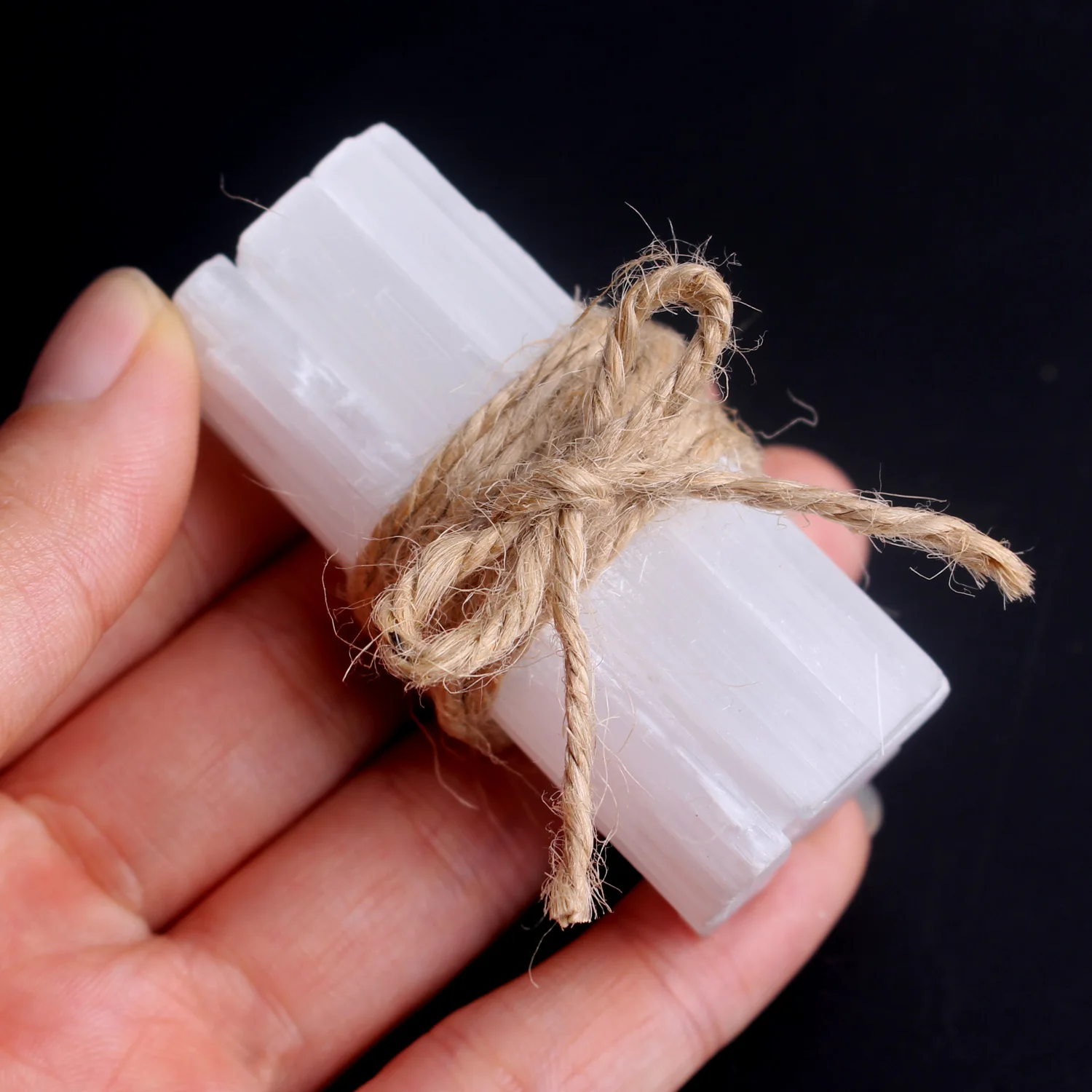 Кристаллические чипсы из натурального белого селенита 1 шт./50 г 50 60 мм гипсовые