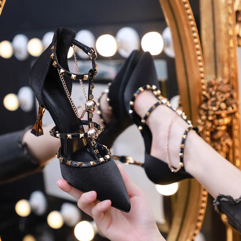 Vestido de diseño sandalias de las mujeres, mujer estilo de hadas con falda cereza 2020 novedad de verano negro tacones altos delgada con remaches zapatos