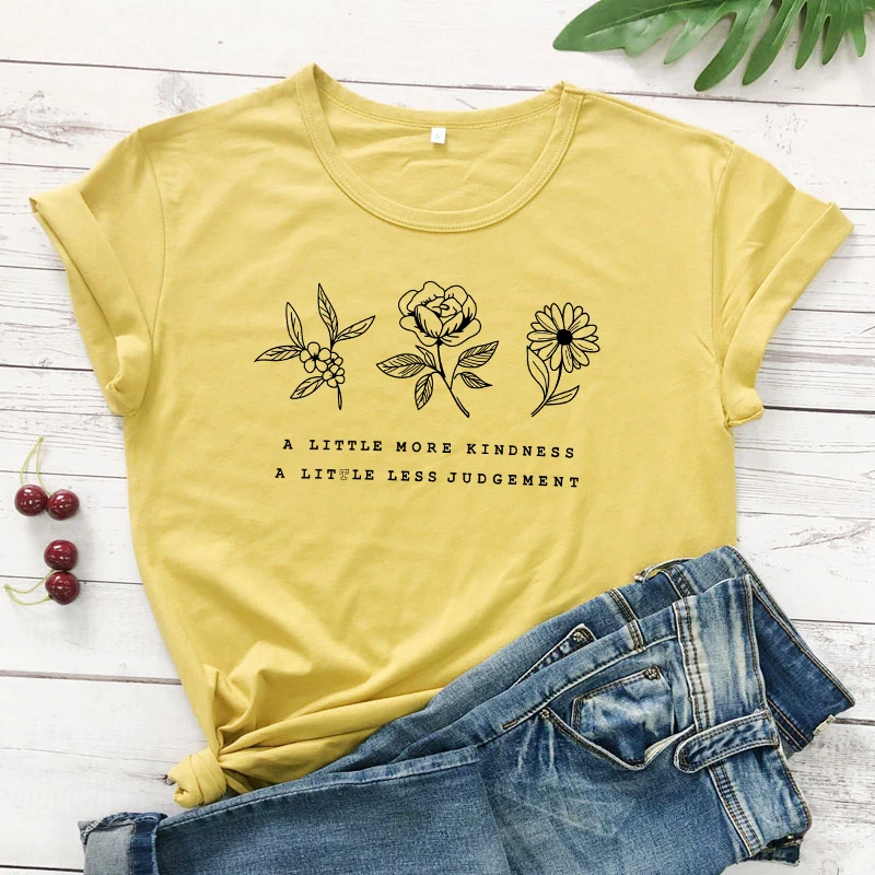 Немного больше доброты немного меньше суждений футболки для женщин Винтажная Цветочная эко футболка Топ шик леди растительный лозунг футболка - Цвет: mustard-black text