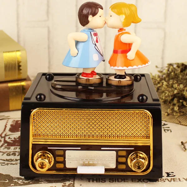 Retro Recorder Music Box Couple Kissing Musical Case Valentine's Day Gift for Boy and Girl Friends Home Decoration Crafts 2