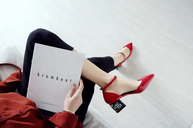 

2020 Spring And Autumn New Style Pointed Patent Cowhide Ankle Buckle Shoes Women's Chunky High Heel Shoes 2845
