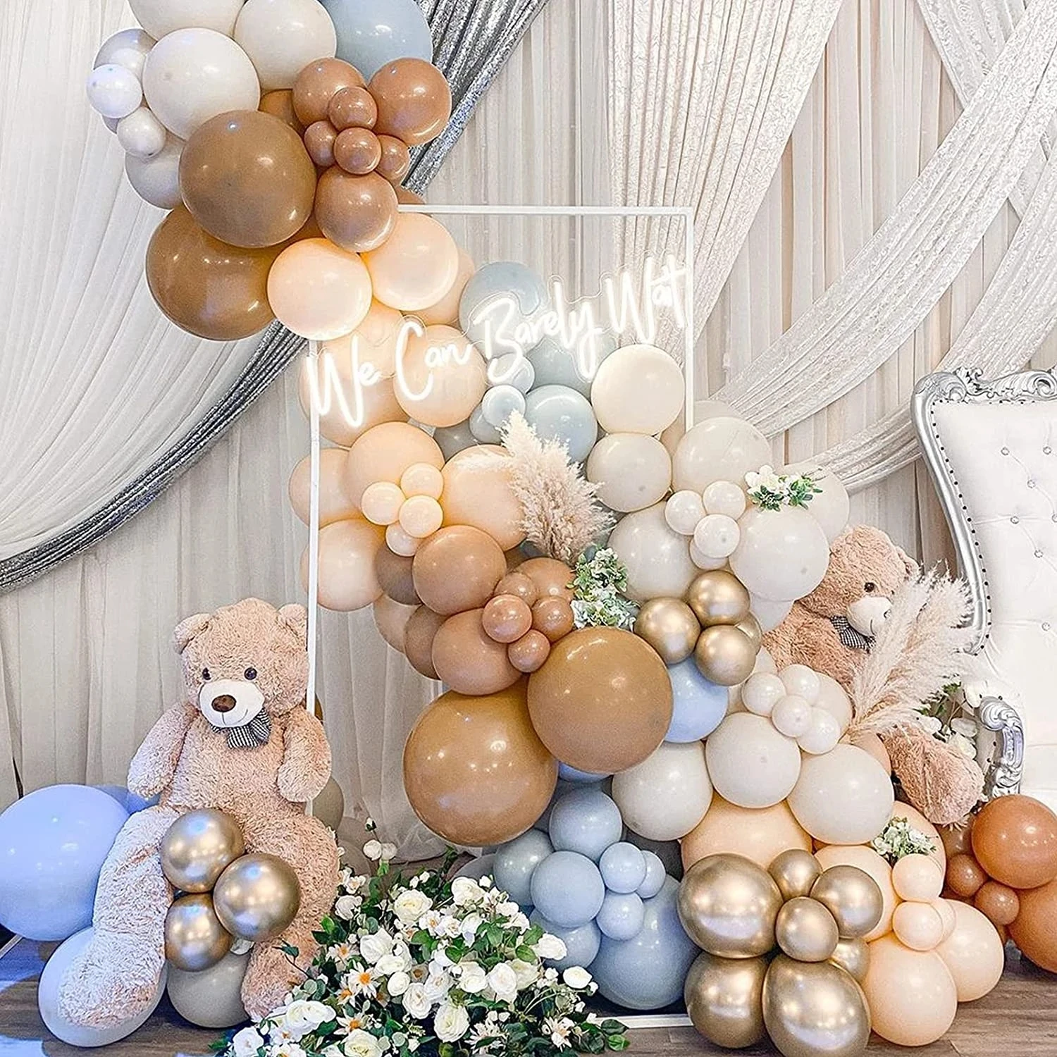 Une Arche De Ballon Bleu Derrière Des Cravates En Tulle Et Des Ours En  Peluche