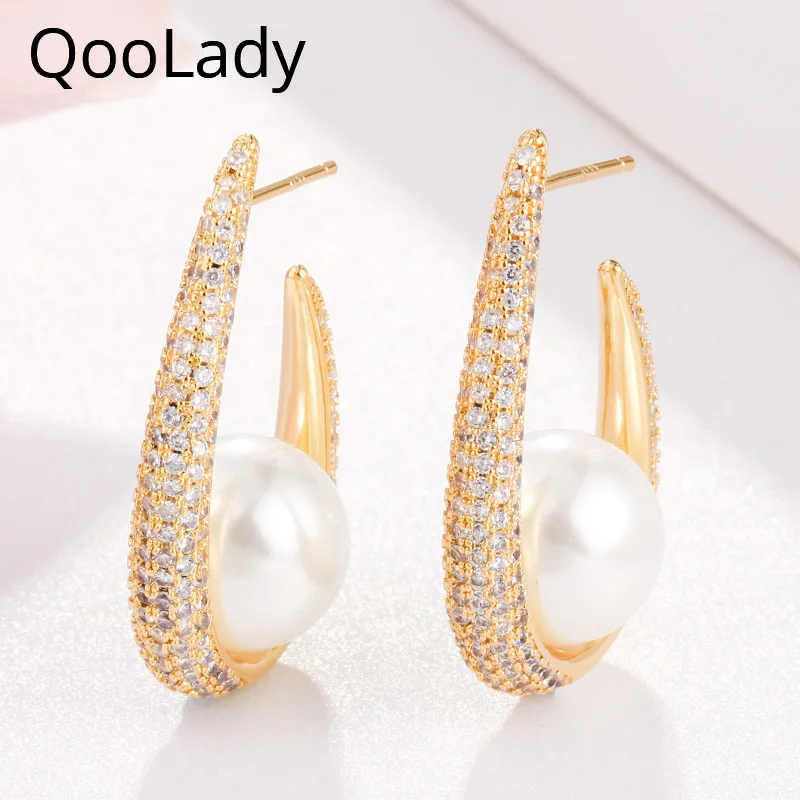 

QooLady Half Round Unique Design Yellow Gold High Quality CZ Pearl Hoop Earrings Anniversary Party Jewelry for Women E028