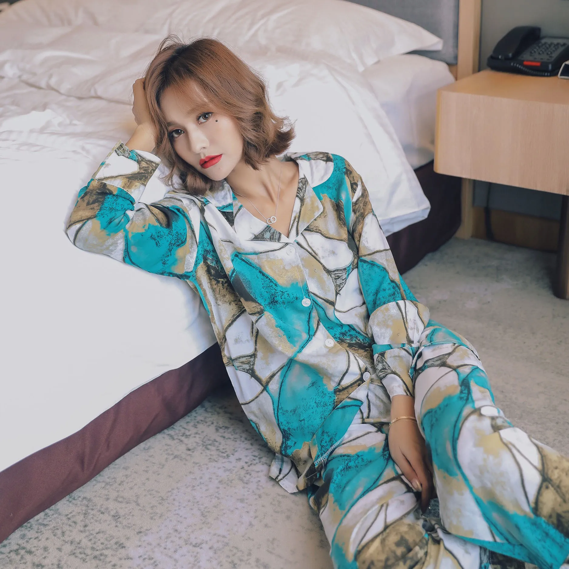 Осенний женский пижамный комплект с длинными рукавами комфортного размера плюс, пижамы из вискозы с принтом, пижамы с v-образным вырезом размера плюс, домашняя одежда